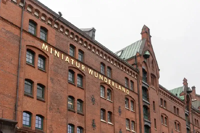 Miniatur Wunderland in Hamburg mit detailreicher Modelleisenbahnanlage