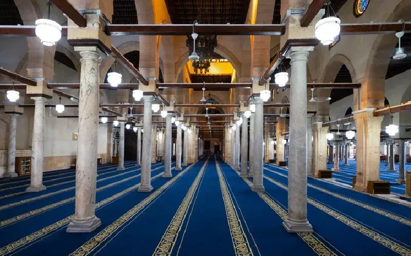 Salle de prière de la mosquée Al-Azhar avec ses colonnes de marbre