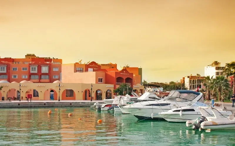Séjour en Égypte – Coucher de soleil sur la Mer Rouge depuis une terrasse de resort