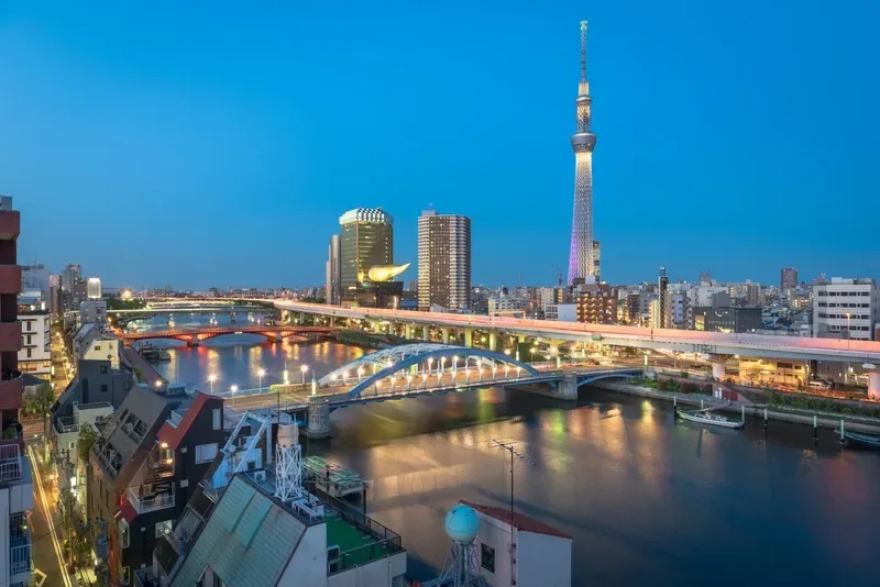 orre-skytree-de-toquio-iluminada-as-margens-do-rio-sumida-ao-anoitecer