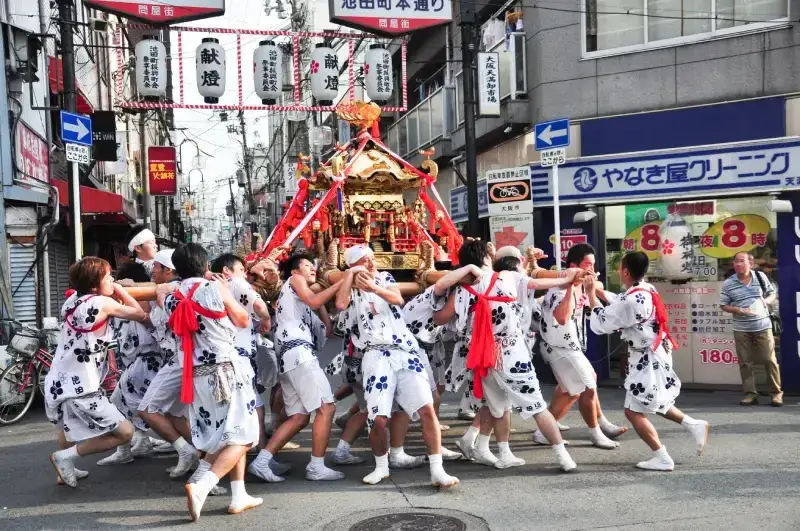 homens-carregando-mikoshi-no-festival-tenjin-matsuri-em-osaka