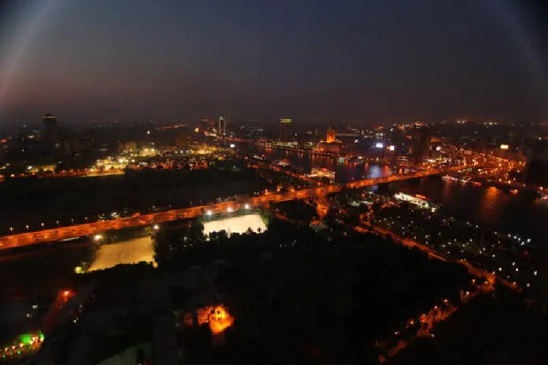 Moderne Innenstadt von Kairo mit Blick auf den Nil, aufgenommen vom Fernsehturm, Ägypten