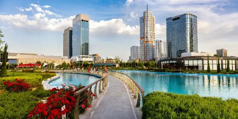 vista-estanque-de-parque-tashkent-city-con-el-edificio-mas-alto-de-uzbekistan