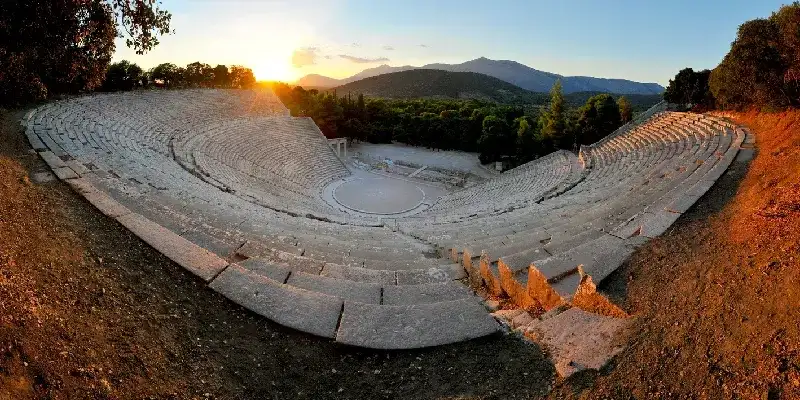 foto-panoramica-de-180-grados-del-antiguo-teatro-de-epidauro-grecia