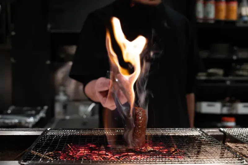 Asamos a la parrilla el Wagyu japonés en la cocina de Japón.