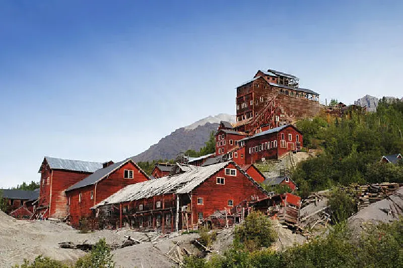 Verlassene Fabriken der historischen Kennecott-Kupfermine in den Wrangell Mountains, Alaska