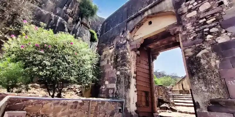 Imagen de Hathi Pol en el Fuerte de Ranthambore tomada a la luz del día.