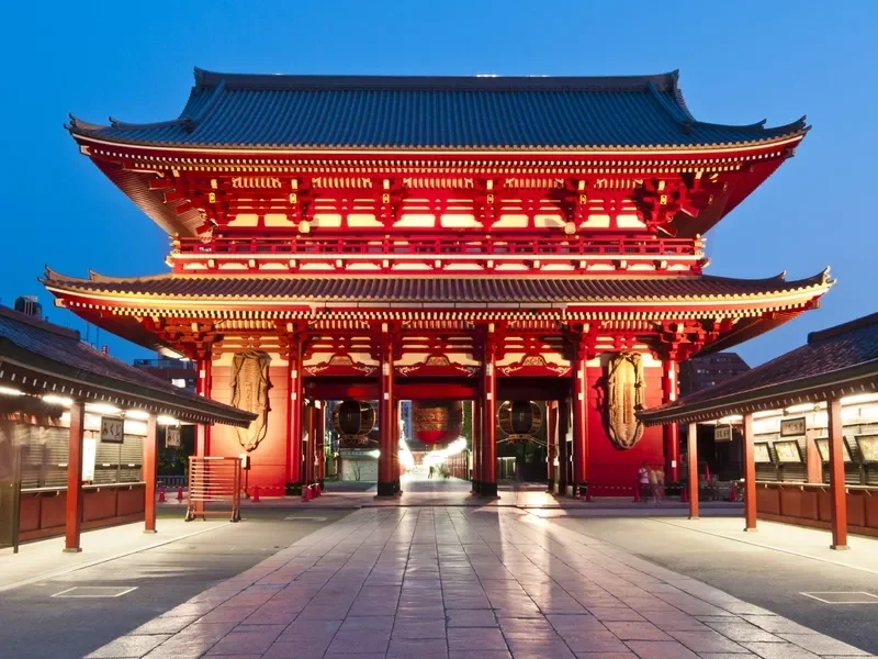 portao-hozomon-do-templo-senso-ji-iluminado-a-noite-em-toquio