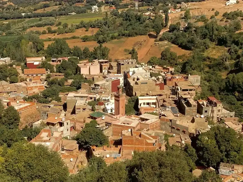 aldeia-tradicional-em-ifrane-marrocos-com-casas-de-terracota-agrupadas-e-minarete-de-mesquita-ao-centro
