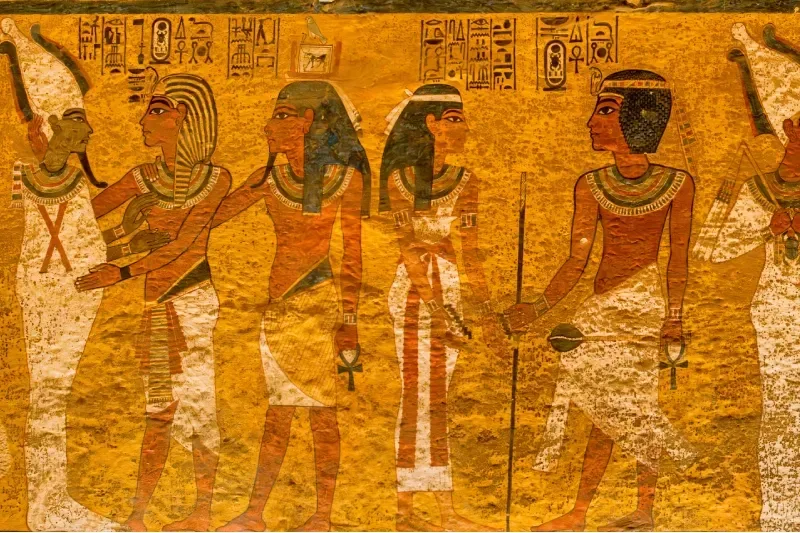 Il faraone Ay compie l'ultimo rito per Tutankhamon: una scena rarissima trovata nella tomba KV62