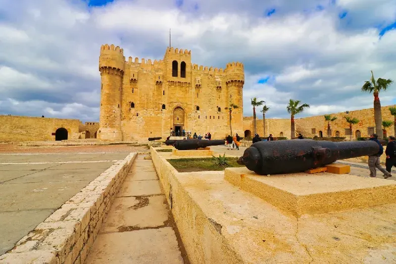 Die Zitadelle von Qaitbay in Alexandria, Ägypten, eine historische Festung aus dem 15. Jahrhundert an der Mittelmeerküste.