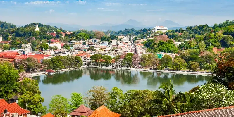 Vista panorámica aérea del lago Kandy y de la ciudad de Kandy desde el mirador Arthurs Seat (Kandy City Viewpoint), Sri Lanka.