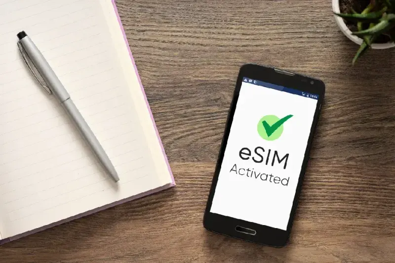 smartphone-mostrando-un-mensaje-de-esim-activada-sobre-un-escritorio-de-madera