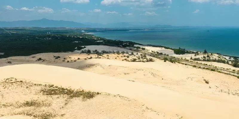 Un pequeño desierto de arena blanca en la provincia de Binh Thuan.