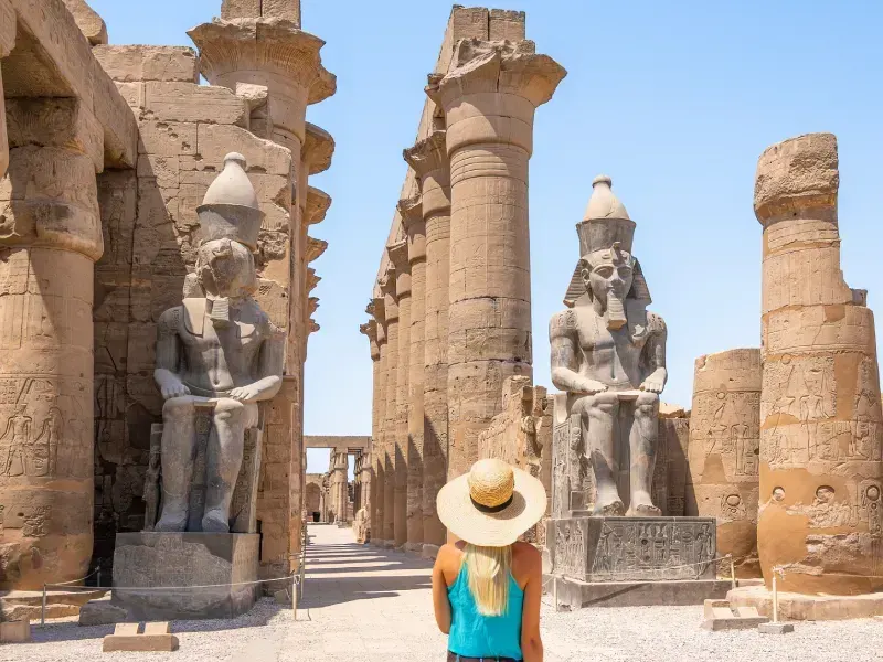 Donna nel Tempio di Luxor