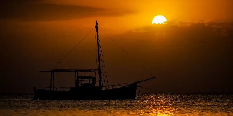 Un velero frente a una hermosa puesta de sol en Kerkennah, Sfax, Túnez