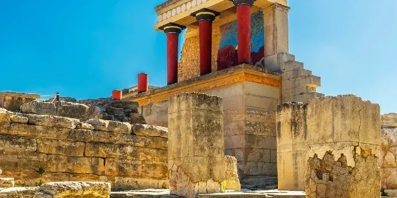 entrada-norte-del-palacio-de-cnosos-en-creta-grecia