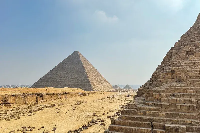 Die Mykerinos-Pyramide auf dem Gizeh-Plateau mit einem Teil der Chephren-Pyramide im Vordergrund in Ägypten.