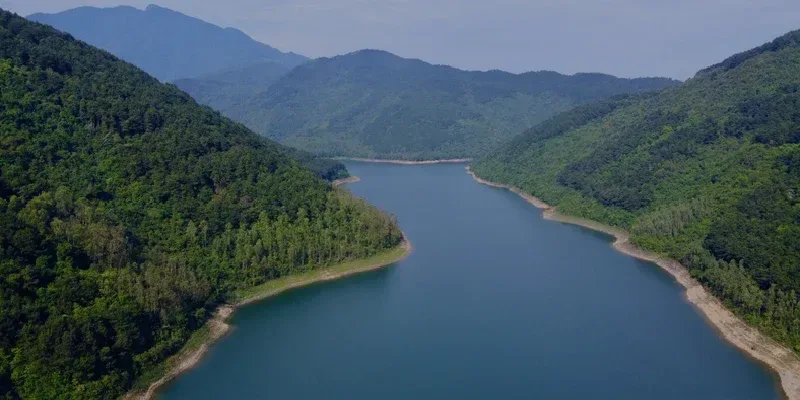 Lago artificial al pie de la montaña Tam Dao.