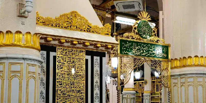 La tumba del Profeta Muhammad, junto con los dos primeros califas del Islam después de él: Abu Bakr al-Siddiq y Omar Ibn al-Khattab.