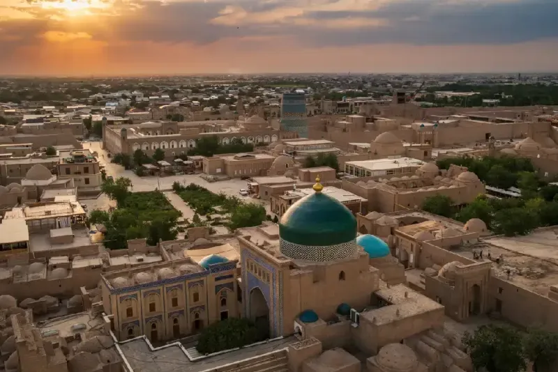 vista-aerea-de-jiva-uzbekistan-al-atardecer-con-las-cupulas-turquesas-y-los-minaretes-de-itchan-kala