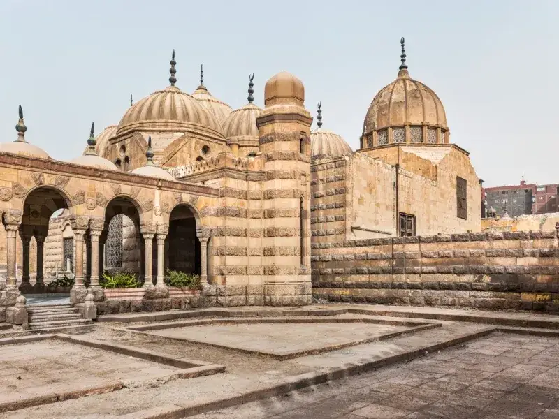 Habitants vivant entre les tombeaux d'Al-Qarafa, cité des morts du Caire