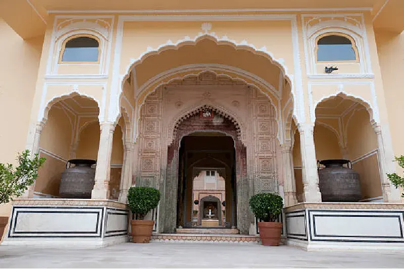 Prächtiger Samode Palace in Rajasthan mit traditioneller indischer Architektur