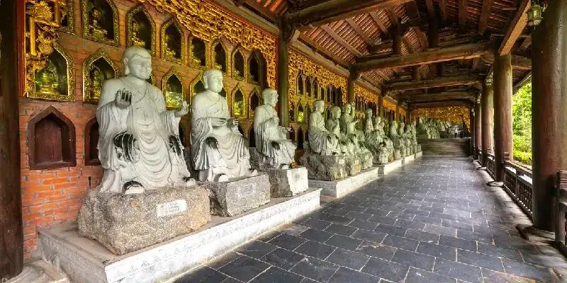 Estatuas de Buda a lo largo del pasillo que conduce a la pagoda Bai Dinh.