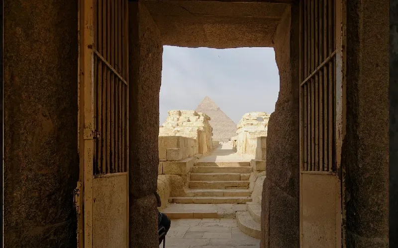 Visite intérieur pyramide Égypte : entrée de la pyramide de Mykérinos