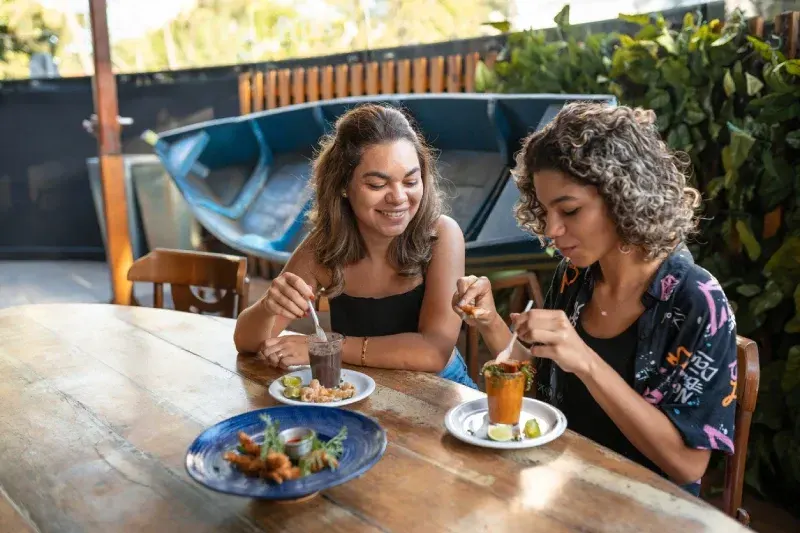 des amies mangeant un plat brésilien locale