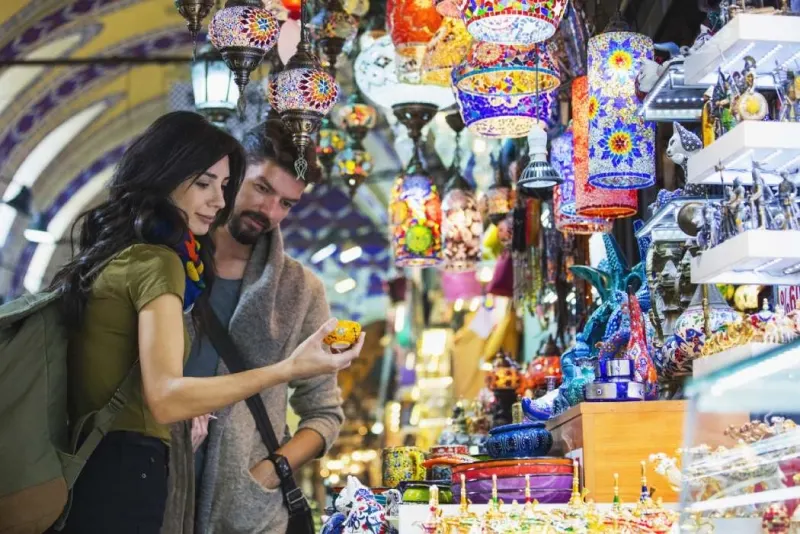 Casal de turistas fazendo compras em Grand Bazaar, o que comprar na Turquia