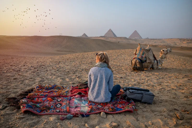 Una turista disfrutando de una visita a las pirámides de Guiza, en Egipto.