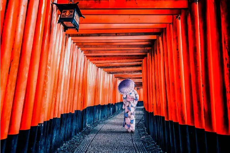 Chica con vestido tradicional en el santuario Fushimi Inari Taisha en Kioto, Japón