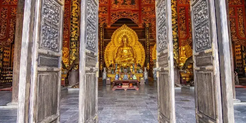 Vista del interior de un templo de la pagoda Bai Dinh, Ninh Binh.