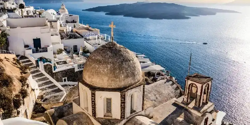 vista-aérea-de-fira-en-la-isla-de-santorini-al-atardecer