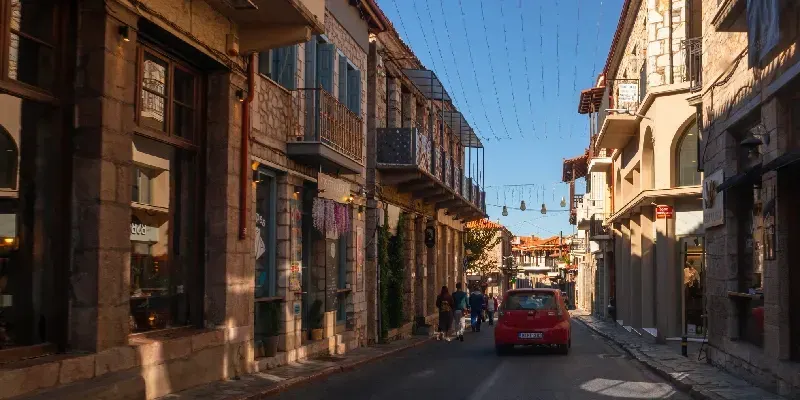 Arachova, Grecia. Turistas en las calles de la ciudad turística de Arachova, en las montañas del Parnaso, en Grecia.