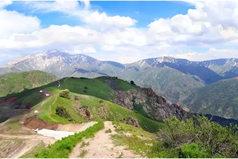 vista-aerea-del-impresionante-paisaje-de-las-montanas-del-tian-shan-occidental-uzbekistan