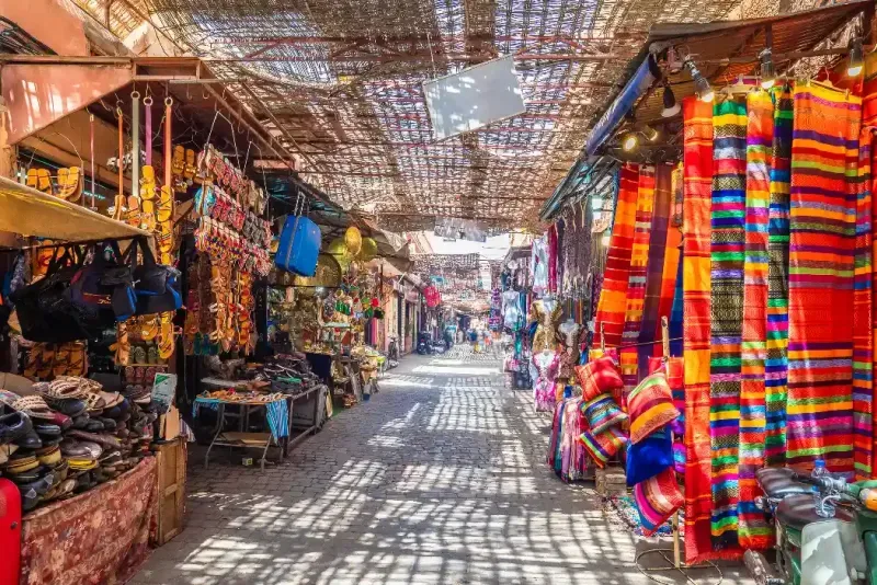 Recuerdos en el mercado de Jamaa el Fna en la antigua Medina, Marrakech, Marruecos.