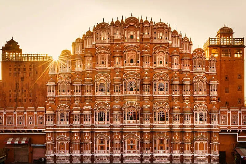 Hawa Mahal in Jaipur mit kunstvoller rosa Fassade und vielen Fenstern, historisches Wahrzeichen Indiens