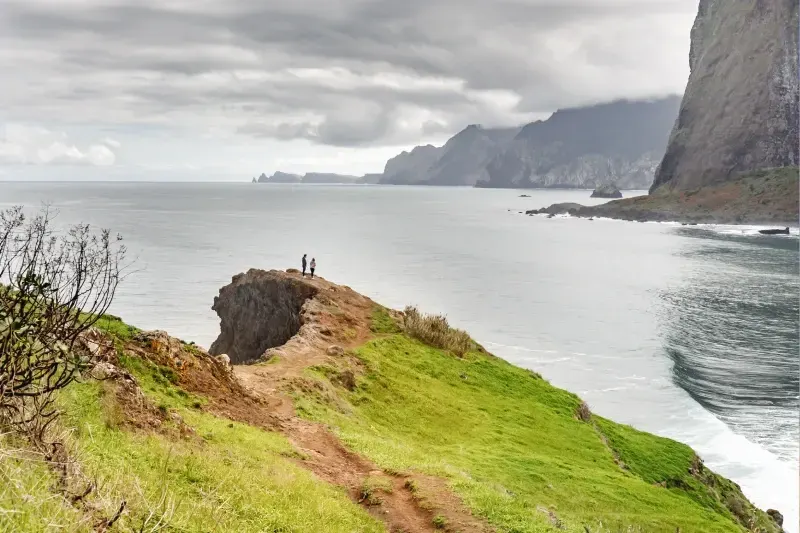 Aussicht auf die Küste von Madeira vom Miradouro do Guindaste, mit dramatischen Klippen und Meerblick.