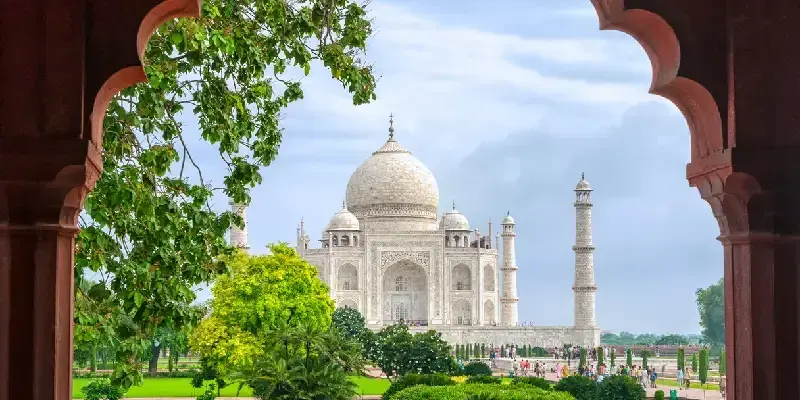 taj-mahal-visto-traves-arco-jardin-agra-india