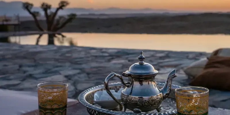 close-up-de-um-tradicional-conjunto-de-cha-de-hortela-marroquino-sobre-a-mesa-no-deserto-de-agafay-marrakech