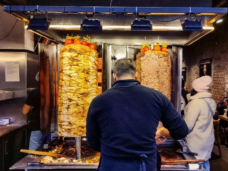 Comida Típica de Dubái: 12 Platos Imperdibles | Guía 2026