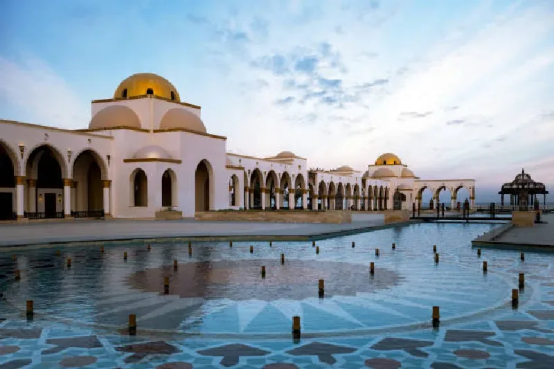 Beleuchtete Brunnen in Sahl Hasheesh bei Nacht