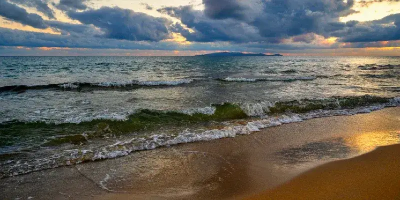 amanecer-con-nubes-sobre-el-mar-en-amoudara-creta