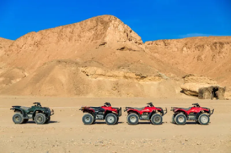 Quad-Tour durch die Wüste nahe Marsa Alam in Ägypten, Fahrer erkundet die weite Sandlandschaft