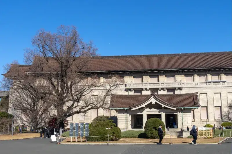 Hauptgebäude des Tokyo National Museum in Japan mit klassischer Architektur.