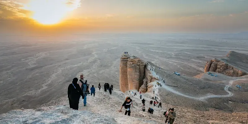 Turista en el Fin del Mundo, un monumento natural cerca de Riad, Arabia Saudita.