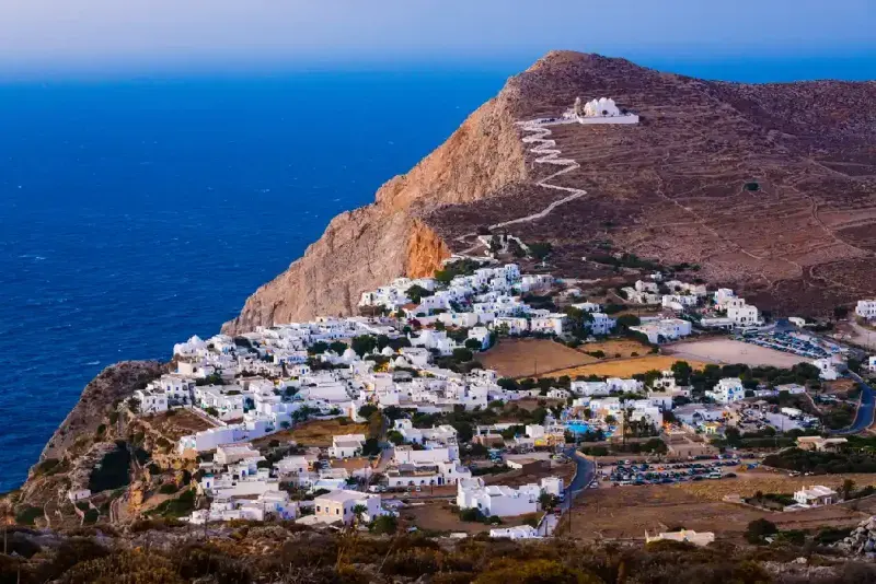 Chora en la isla de Folegandros, Grecia, con la hermosa iglesia ortodoxa de Panagia (Virgen María) en la colina superior.