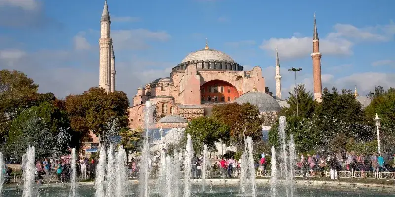 vista-de-santa-sofia-a-traves-de-una-fuente-en-estambul-turquia